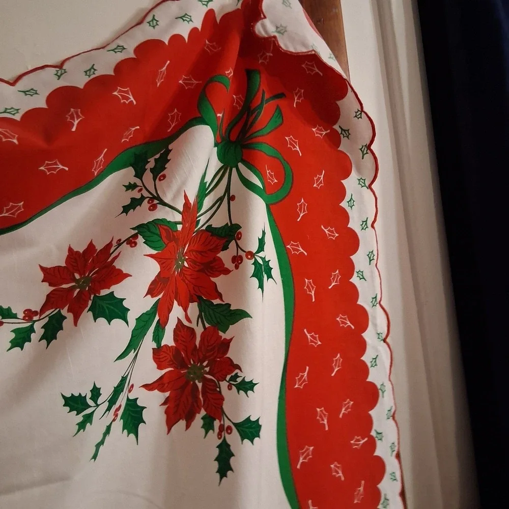Vtg Christmas Scalloped Hem Tablecloth 50x68